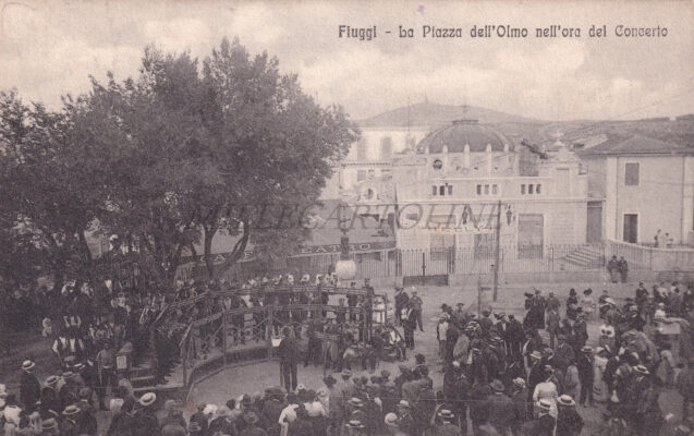 FIUGGI - La piazza dell'Olmo nell'ora del concerto, teatro 1918