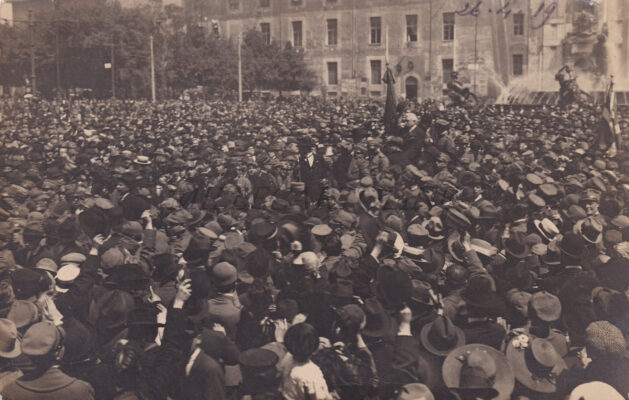 ROMA - Piazza Esedra, arrivo di S.E. Orlando dalla conferenza di Parigi 26 aprile 1919
